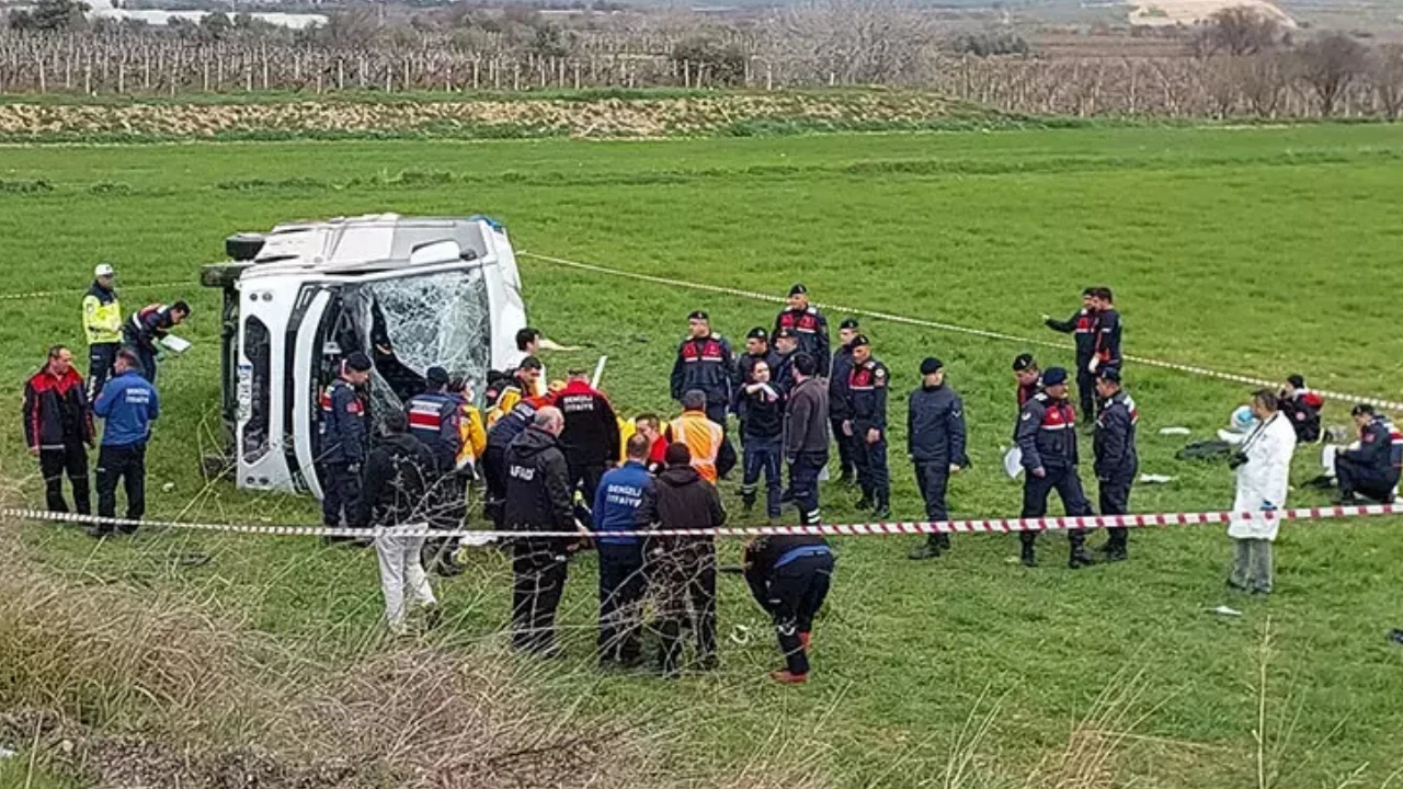 Öğrenci servisi devrildi: 2 ölü 26 yaralı var