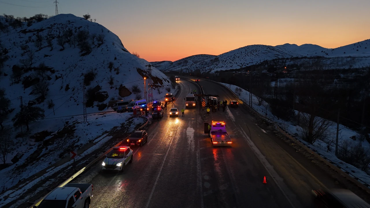 Malatya’da yolcu minibüsü devrildi: 11 yaralı