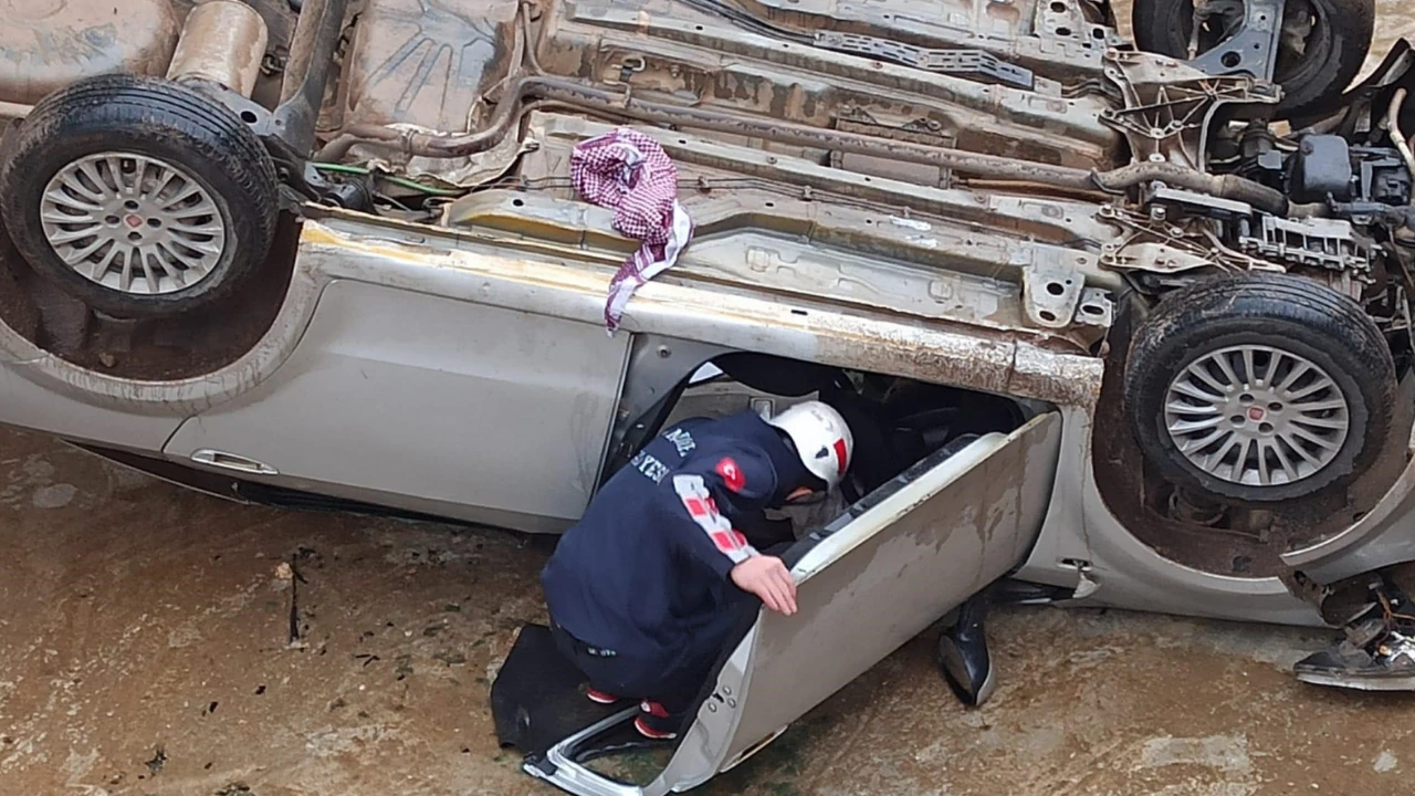 Şanlıurfa'da baba ve oğlu dereye düşen otomobilden kurtarıldı