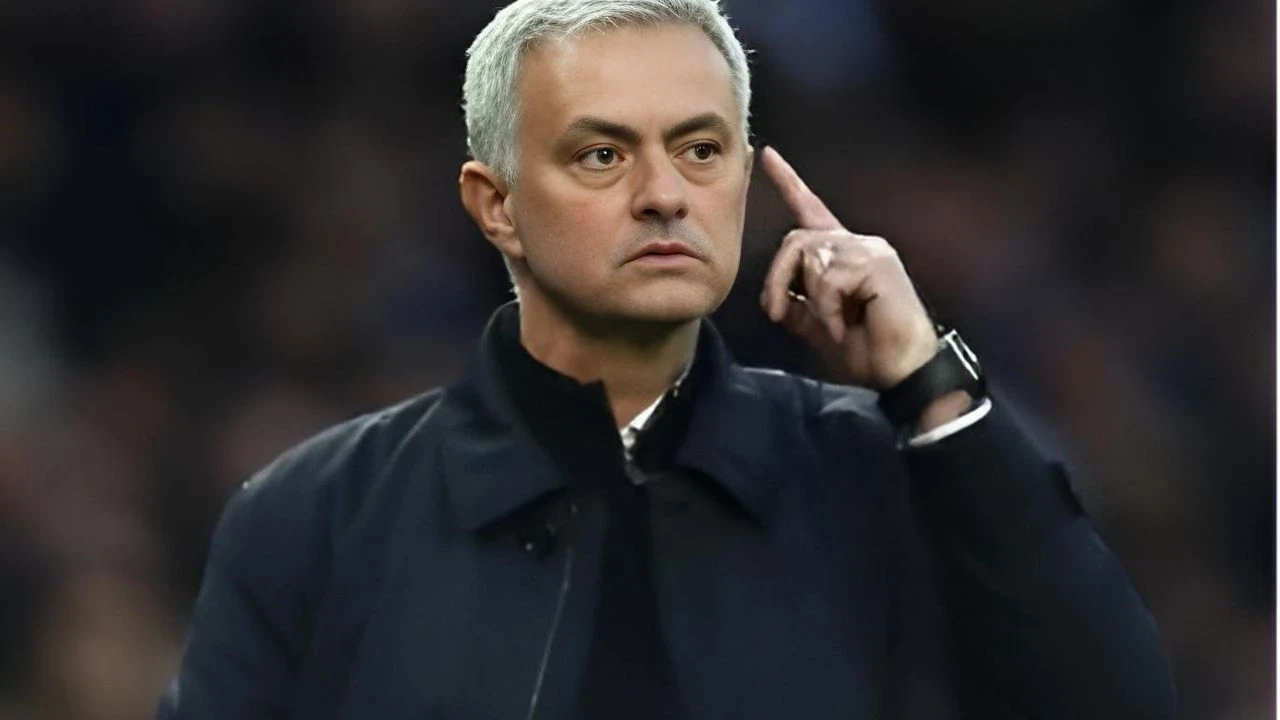 Jose Mourinho'dan Galatasaray paylaşımı: Penaltı pozisyonunu gösterdi