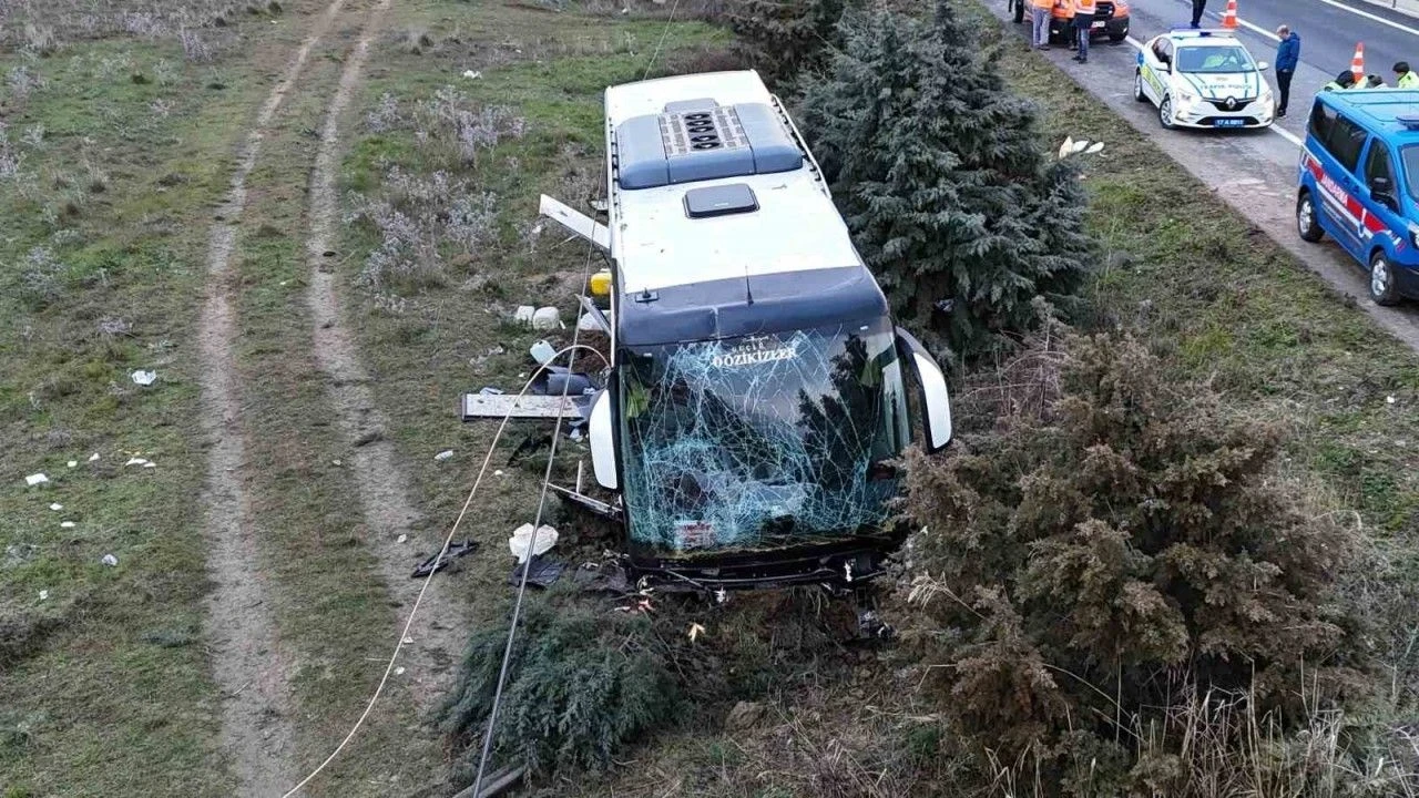 Çanakkale’de feci kaza: Tur otobüsü devrildi, 37 yaralı