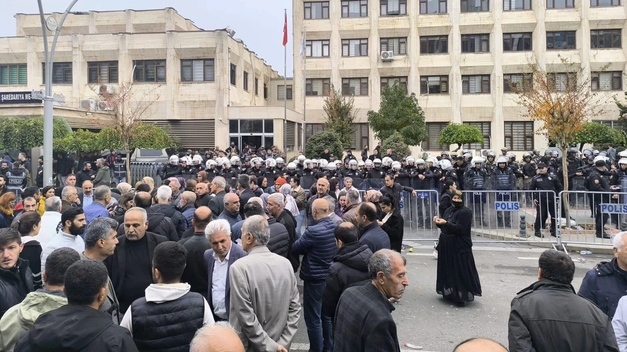 halfetide-kayyum-protestosu-polis-mudahalesi-gundem-yaratti