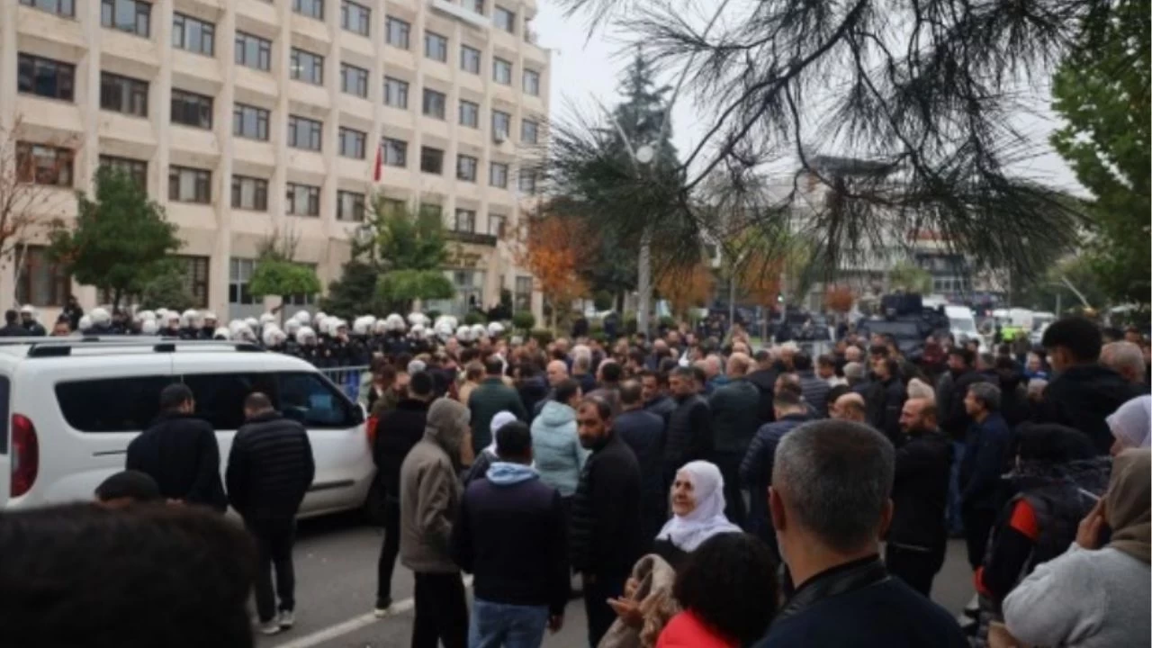 halfetide-kayyum-protestosu-polis-mudahalesi-gundem-yaratti