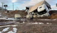 Sivas’ta TIR Devrildi! Tonlarca Hammadde Tarlaya Döküldü