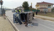 İnegöl’de iki otomobil çarpıştı: 4 yaralı, kaza anı kamerada