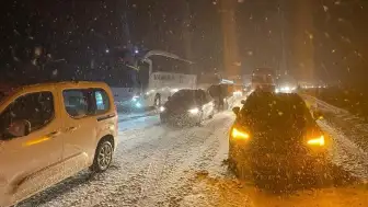 Ulaşıma Kar Engeli! Araçlar Yolda Kaldı, Kazalar Nedeniyle Trafik Durdu