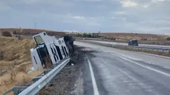 Adıyaman'da Kayganlaşan Yol Kazaya Neden Oldu! Koca Tır Devrildi