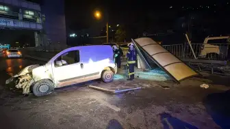 Kocaeli'nde Dehşet Kaza! Otomobil Otobüs Durağını Yerle Bir Etti