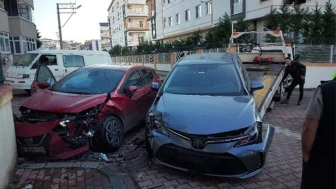 Kocaeli Darıca’da Kavşakta Korkunç Kaza! İki Otomobil Çarpıştı 1’i Çocuk, 3 Yaralı