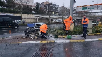 Şişli'de kontrolden çıkan araç kaza yaptı: Araçta yangın çıktı, 2 yaralı