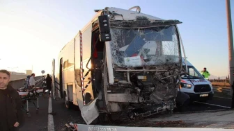 Manisa Turgutlu’da Feci Kaza! Servis Minibüsü Tırla Çarpıştı, 22 Yaralı