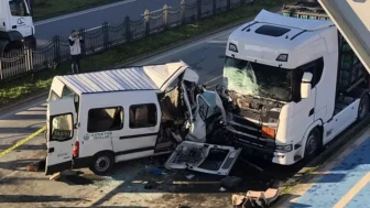 Balıkesir'de okul servisi ile tır çarpıştı: 8 öğrenci ağır yaralı