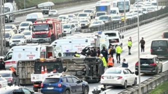 İstanbul'da okul servisi devrildi: Çok sayıda yaralı var