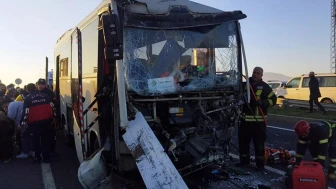 Manisa'da Feci Kaza, Servis Minibüsü Tırla Çarpıştı! 22 İşçi Yaralı