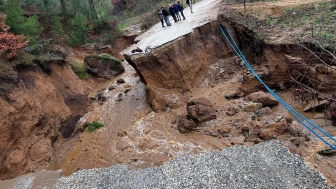 İzmir’de dehşet kaza: Yol çöktü, otomobil çukura düştü