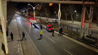 Yozgat'ta kontrolden çıkan otomobil üst geçide çarptı: 4 yaralı