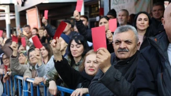 CHP’den Meclis’te kırmızı kartlı protesto: Emekli zammına tepki