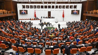 Emekliye zam Meclis'ten geçti: Yeni maaşlar ve fark ödemeleri açıklandı