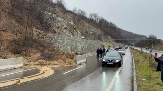 Düzce'de heyelan: Gölyaka ilçe yolunda trafik aksadı