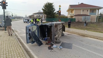 İnegöl’de iki otomobil çarpıştı: 4 yaralı, kaza anı kamerada