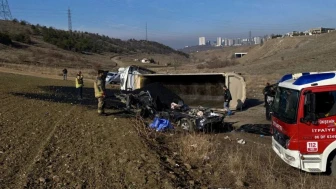 Ankara’da zift yüklü kamyon devrildi: Üç belediye personeli hayatını kaybetti