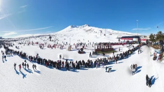 Erciyes kayak merkezi hafta sonu binlerce turisti ağırladı