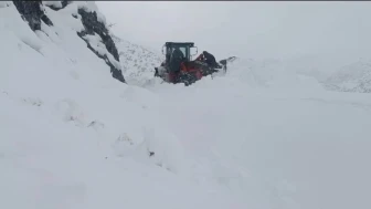 Şırnak'ta çığ düştü: Kabinde sıkışan operatör o anlarını kaydetti