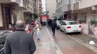 Küçükçekmece'de korkutan anlar: Binanın çatısına yıldırım düştü