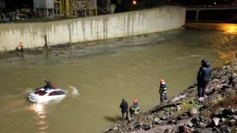 Giresun'da otomobil dereye uçtu: 4 kişi çevredekiler tarafından kurtarıldı