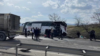 Bilecik'te tır, yolcu otobüsüne çarptı: 11 yaralı