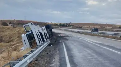 Adıyaman'da Kayganlaşan Yol Kazaya Neden Oldu! Koca Tır Devrildi