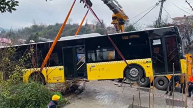 Beykoz'da Feci Kaza! Yokuş Aşağı Kayan İETT Otobüsü Evin Bahçesine Düştü