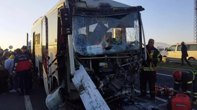 Manisa'da Feci Kaza, Servis Minibüsü Tırla Çarpıştı! 22 İşçi Yaralı