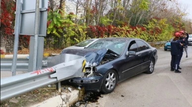 Antalya'da Korkutan Trafik Kazası! Araç Bariyerlere Saplandı, Sürücü Kurtarıldı