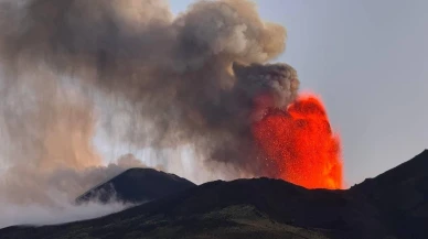 Etna Yanardağı'nda korkutan hareketlilik: Lav akıntısı başladı