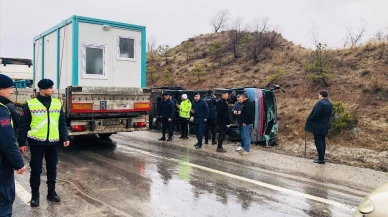 Cezaevi nakil aracı un saçılan yolunda devrildi: Korkutan kazanın detayları araştırılıyor