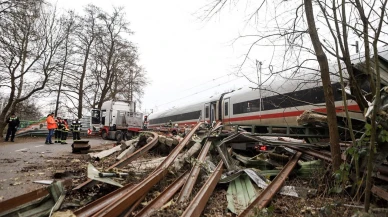 Yolcu treni ile tır çarpıştı: 1 ölü, 25 yaralı