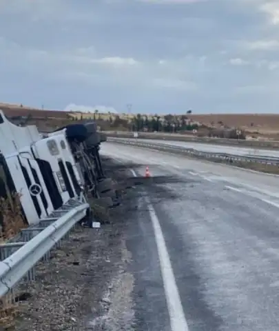 Adıyaman'da Kayganlaşan Yol Kazaya Neden Oldu! Koca Tır Devrildi