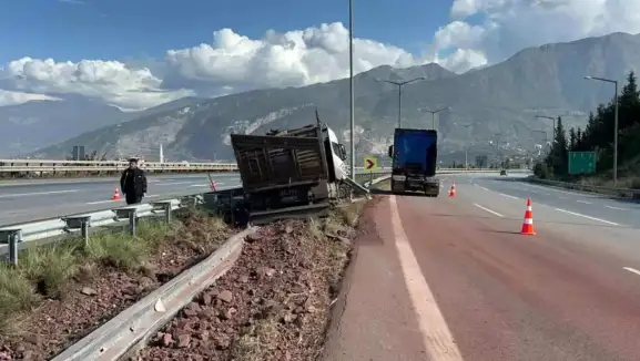 Hatay'da Fren Arızası İle Yaşanan Kaza! Kamyon Sürücüsü Yaralandı