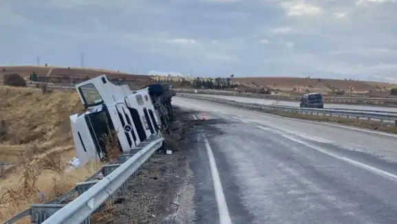 Adıyaman'da Kayganlaşan Yol Kazaya Neden Oldu! Koca Tır Devrildi