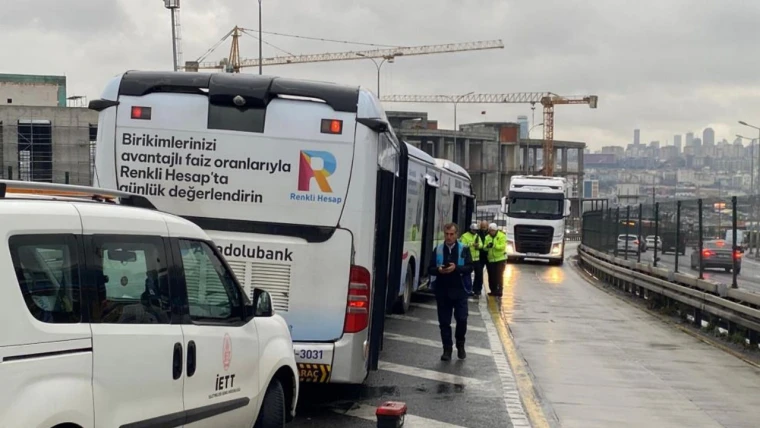 İstanbul'da Korkunç Kaza! Rögar Kapağı Metrobüsün Camını Kırdı 4