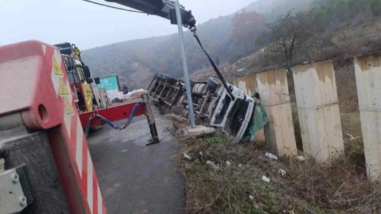 İnegöl’de TIR Kazası! Talaş Yüklü Araç Devrildi, 1 Yaralı 1