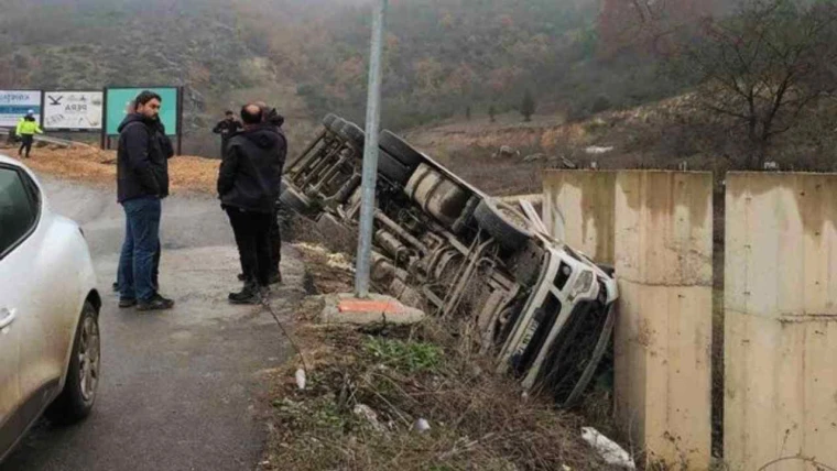 İnegöl’de TIR Kazası! Talaş Yüklü Araç Devrildi, 1 Yaralı 2