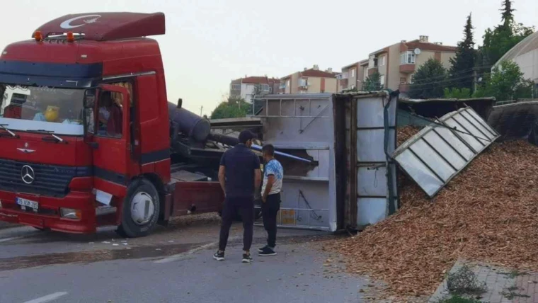 İnegöl’de TIR Kazası! Talaş Yüklü Araç Devrildi, 1 Yaralı 4