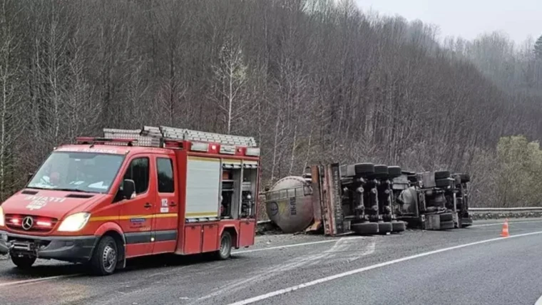 Bursa'da Feci Kaza! Asit Yüklü TIR Devrildi 1 Ölü 4