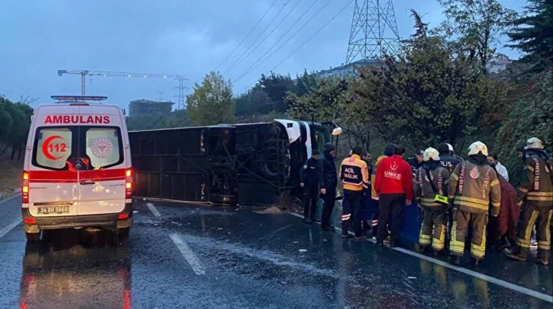 İstanbul'da Yolcu Otobüsü Devrildi! Ölü ve Yaralı Var