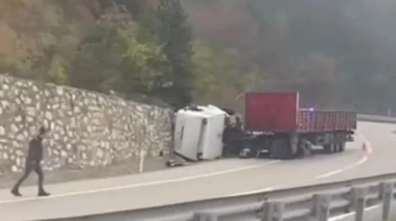 Zonguldak-Ankara Karayolunda Feci Kaza! Tır Resmen İkiye Bölündü