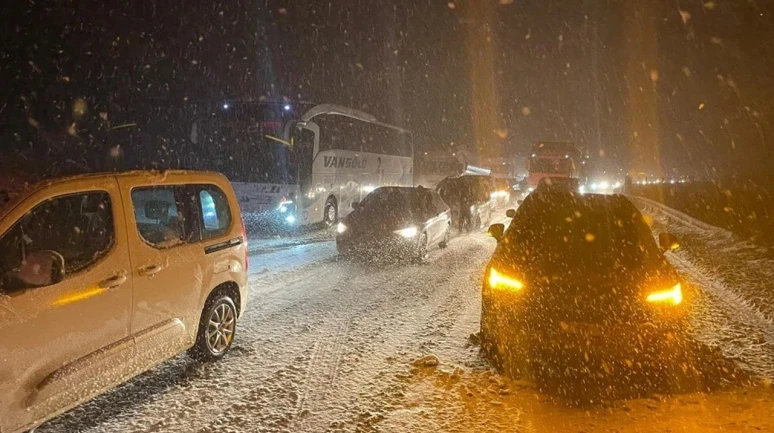 Ulaşıma Kar Engeli! Araçlar Yolda Kaldı, Kazalar Nedeniyle Trafik Durdu