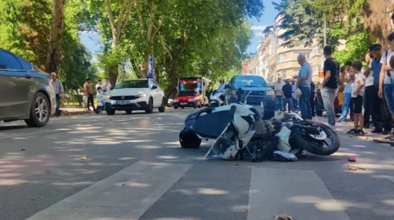 Bursa İnegöl'de Feci Kaza! 2 Motosiklet ve Bir Otomobil Çarpıştı, 2 Yaralı