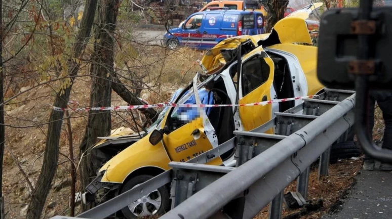 Manisa'da Korkunç Kaza! Taksi Bariyerlere ve Ağaca Çarptı! 1 Ölü, 1 Yaralı